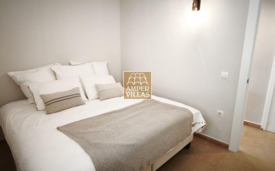Beautiful, fully refurbished apartment with spacious terraces.